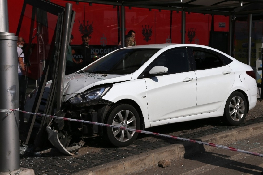 Sürücüsünün kalp krizi geçirdiği otomobil otobüs durağına daldı: 4 yaralı