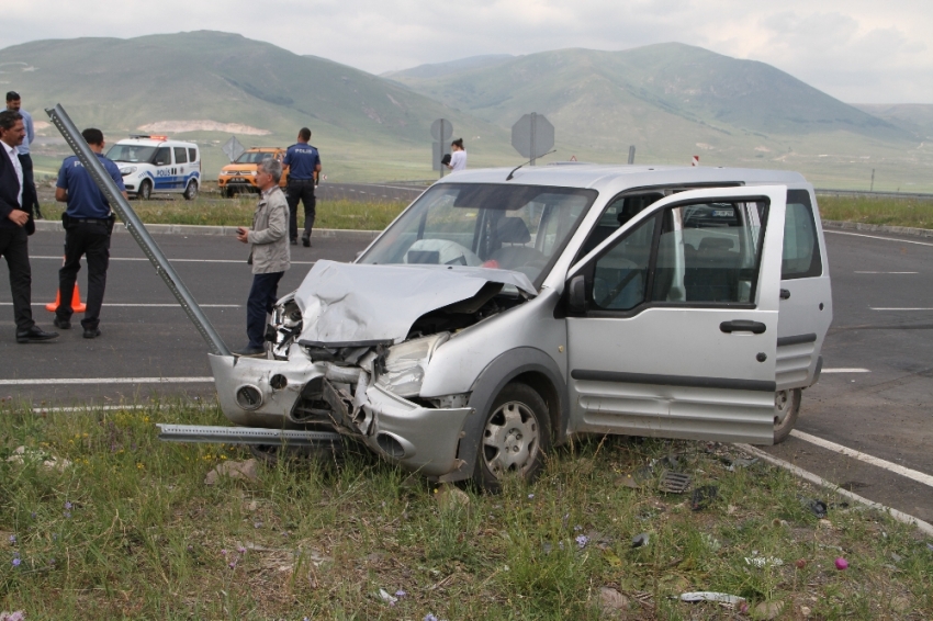 Ardahan’da kamyonet ile otomobil çarpıştı: 8 yaralı