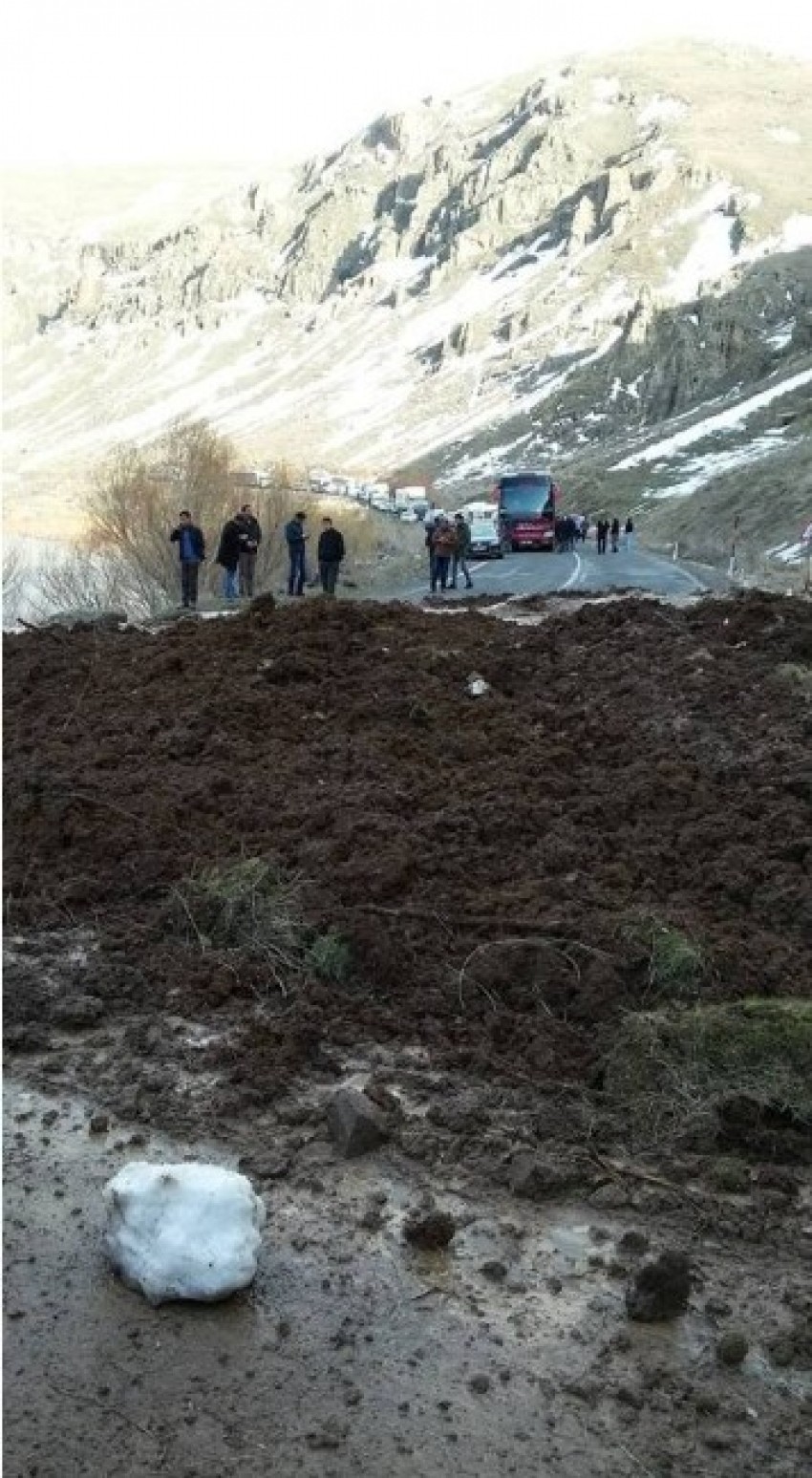 Heyelan nedeniyle Ağrı-Van Karayolu 2 saat trafiğe kapalı kaldı