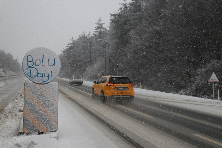 Bolu Dağında kar yağışı etkili oluyor