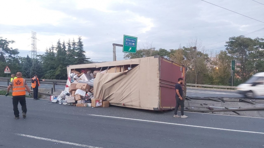 Kargo yüklü dorse tem otoyolu’nda devrildi