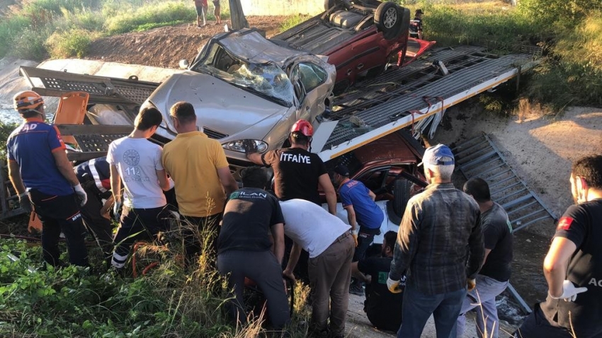 Otomobil taşıyan tır viyadükten uçtu: 1 yaralı