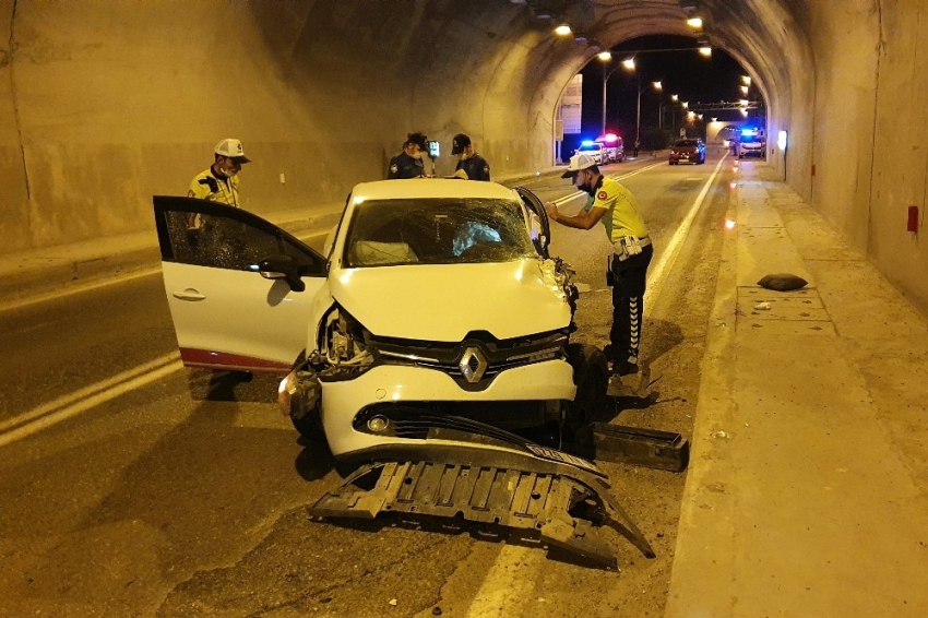 Otomobil ile kamyonet tünel içinde çarpıştı: 3 yaralı