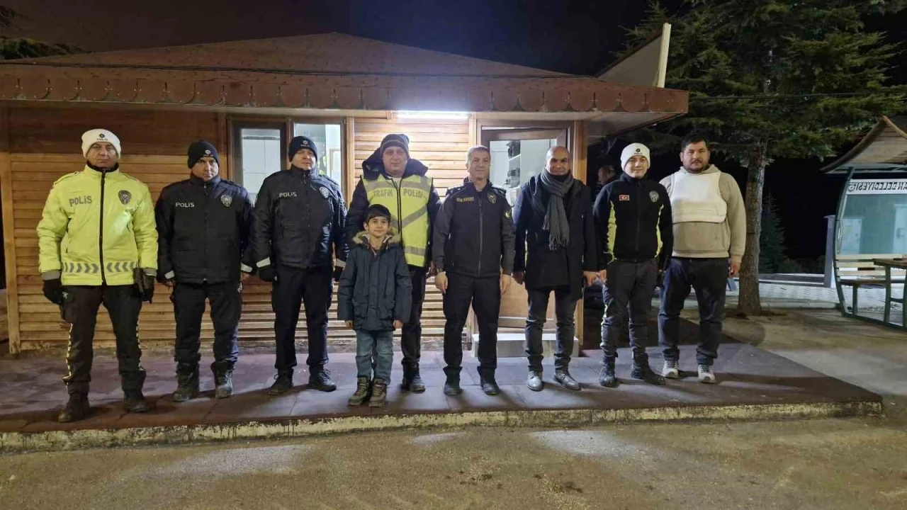 9 yaşındaki Yaman, 3 yıldır yılbaşında polislere çikolata dağıtıyor
