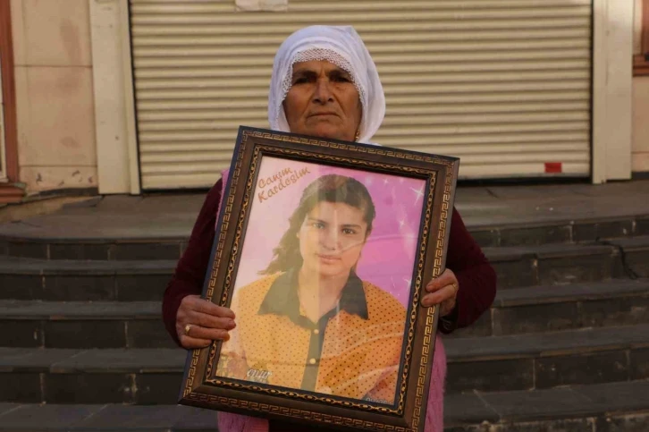 9 yıl önce 12 yaşındayken kaçırılan kızını isteyen anne oturma eylemine dahil oldu
