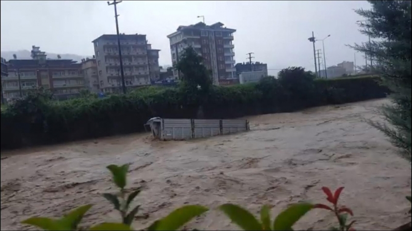 Selin sürüklediği kamyon kasası Hopa’ya dere suları ile işte böyle ulaştı