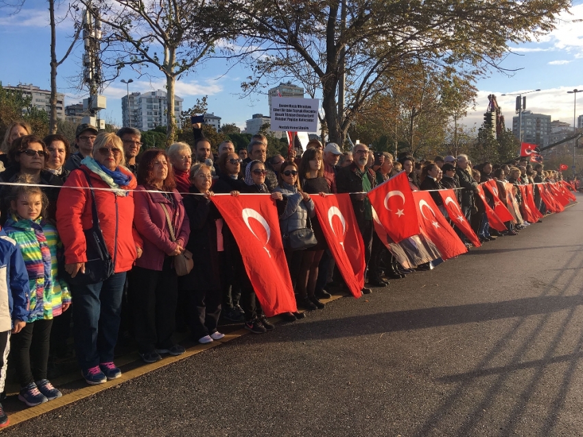 Kadıköy’de Ata’ya 6 buçuk kilometrelik saygı zinciri