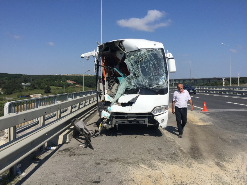 Havalimanı işçilerini taşıyan midibüs kaza yaptı: 12 yaralı