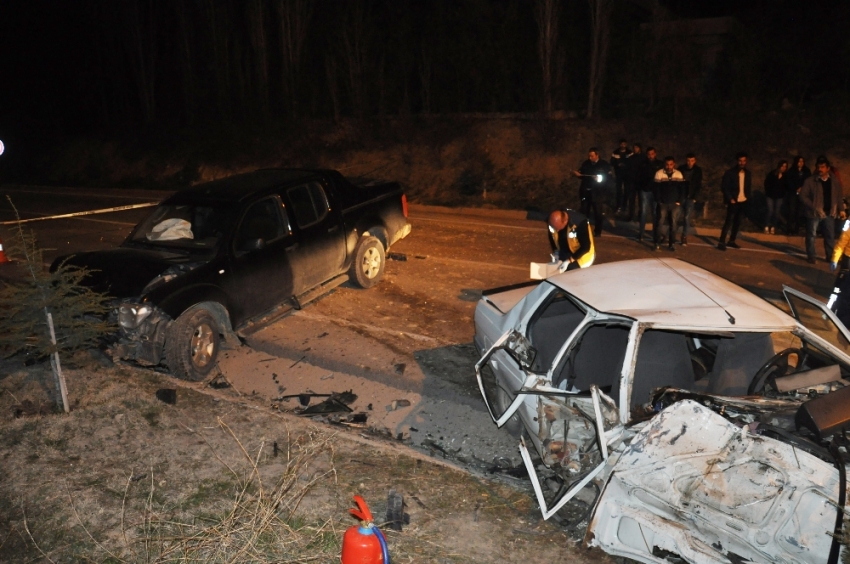 Cip ile çarpışan otomobil hurdaya döndü: 5 yaralı