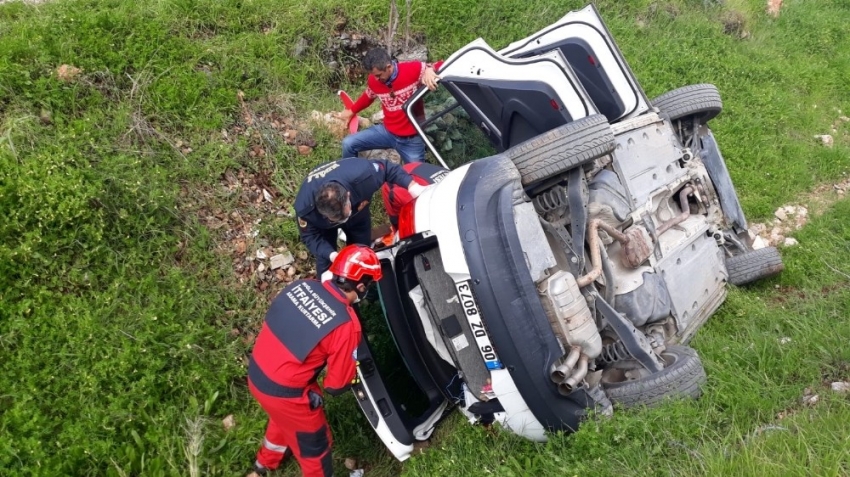 Otomobilde sıkışan kadını itfaiye kurtardı