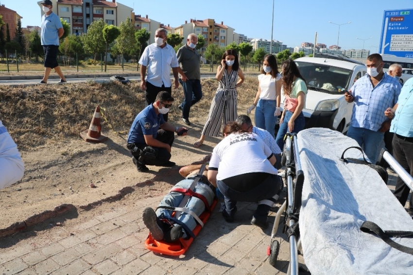 Otomobil kaldırımdaki yayalara çarptı: 3 yaralı