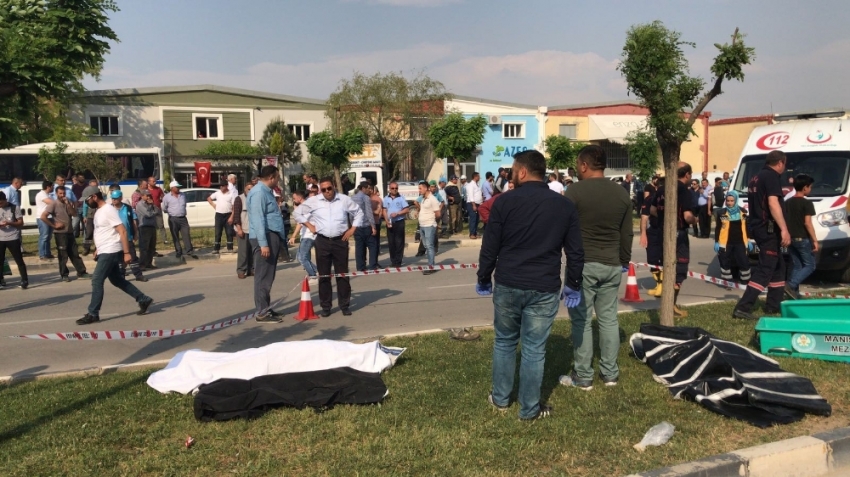 Manisa’da otomobil işçilere çarptı: 3 ölü