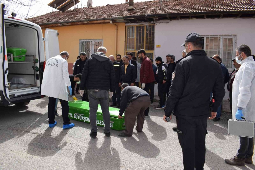 Çukurlar kazılı evde ölü bulundu