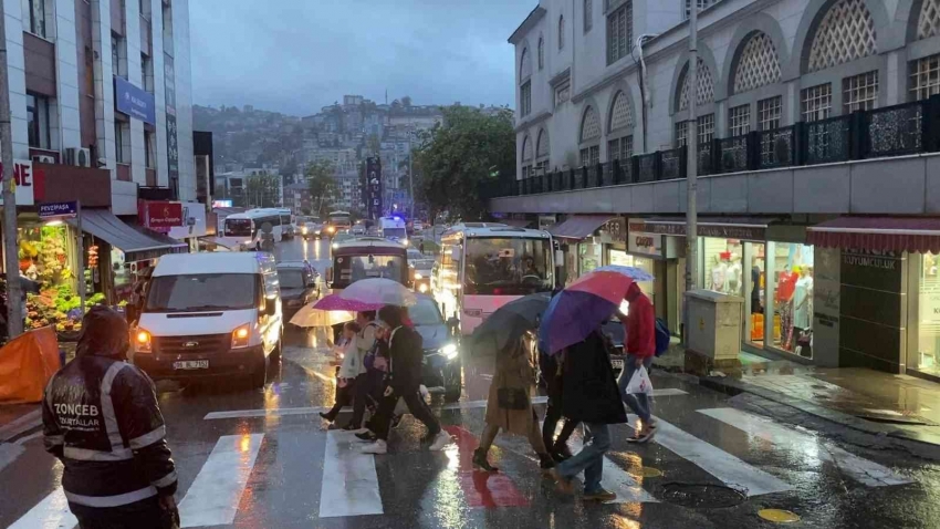 Hava sıcaklıkları düştü, yağmur hayatı olumsuz etkiledi