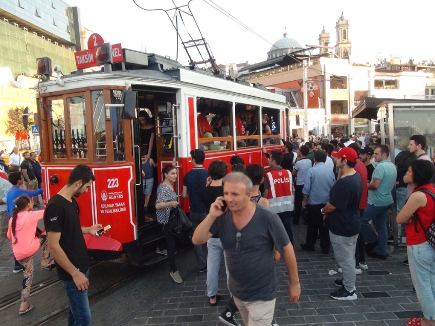 Nostaljik tramvayda ’ayağa basma’ kavgası kamerada