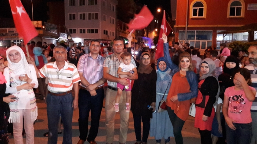 Demokrasi nöbetine Suriyeliler de katıldı