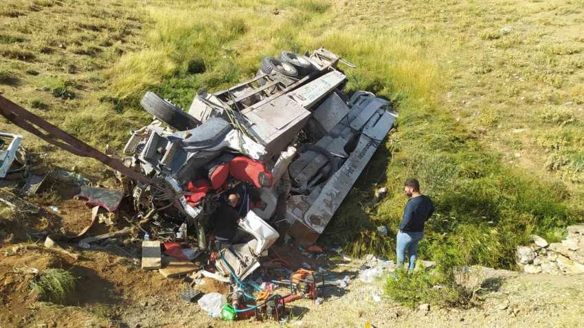 Beton mikseri pompası kontrolden çıktı: 2 yaralı