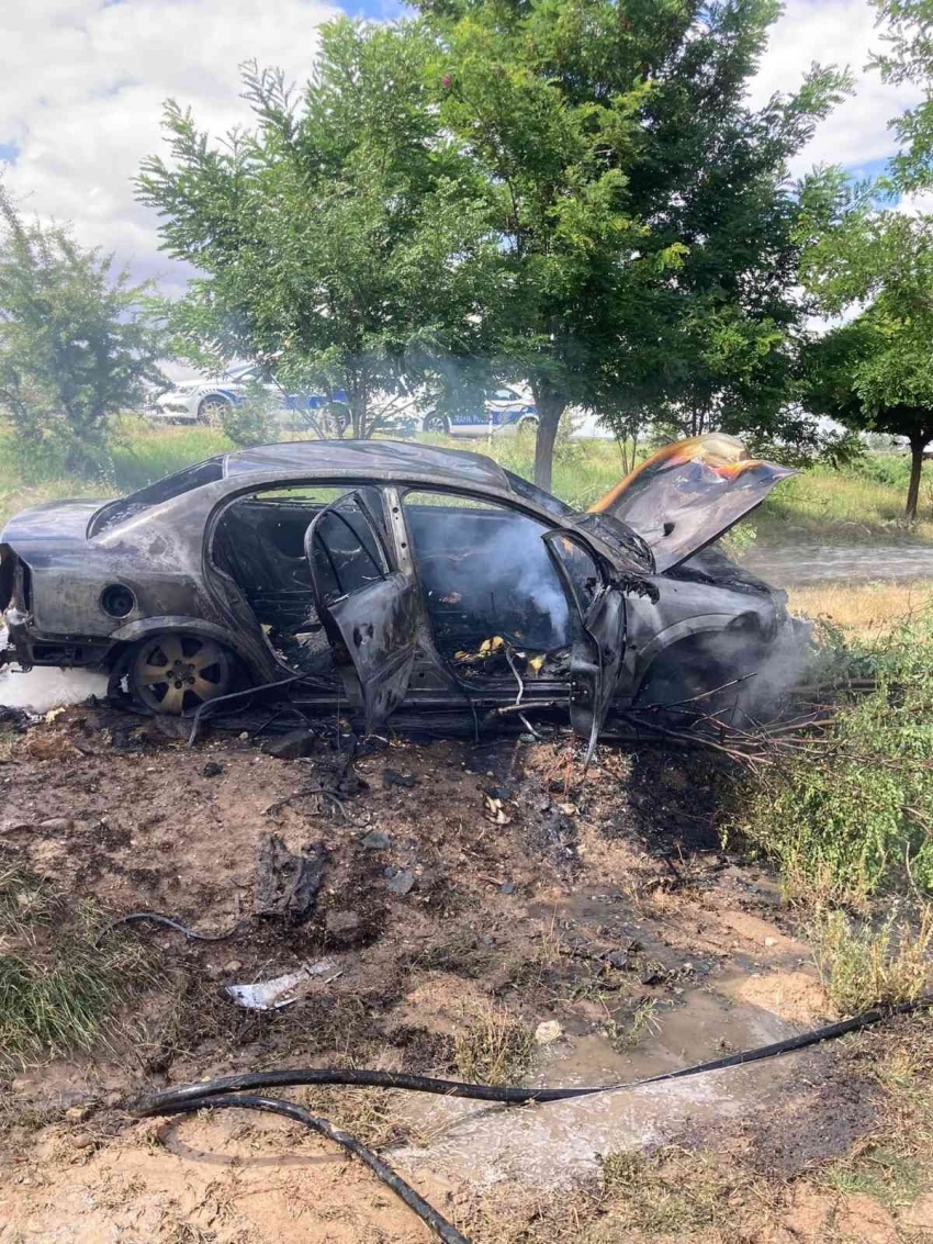 Kaza yapan otomobil alev topuna döndü