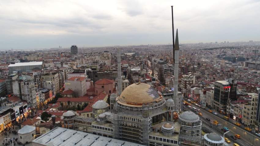 Taksim Camii’nin minaresinin külahı yerleştirildi