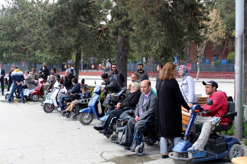 Kendi törenlerini uzaktan izlediler