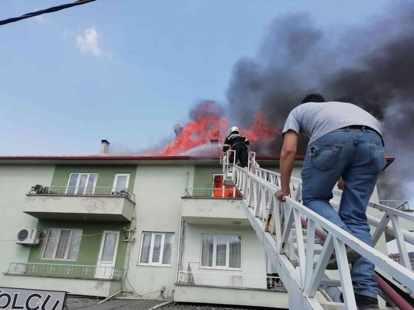 Çatı yangınında 2 ev kullanılamaz hale geldi