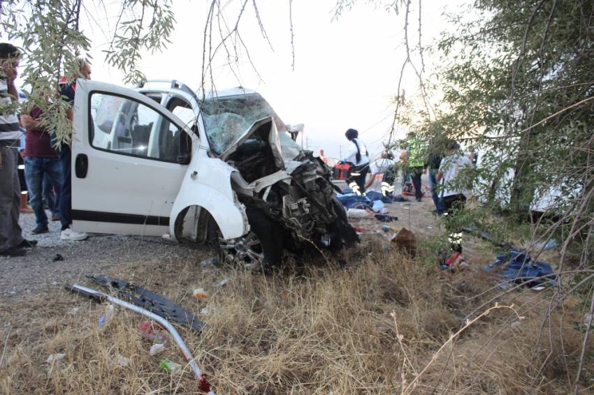 Düğün yolu kana bulandı