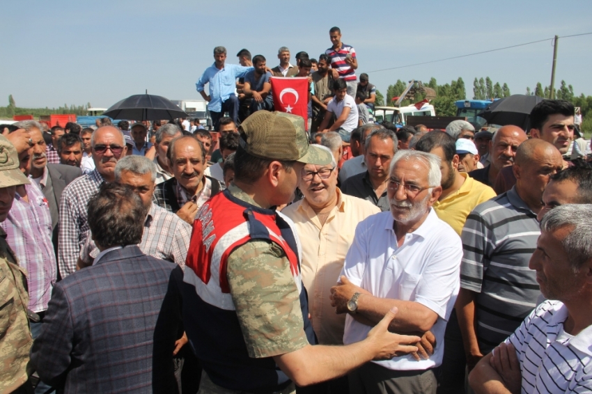 Köylüler karayolunu trafiğe kapattı