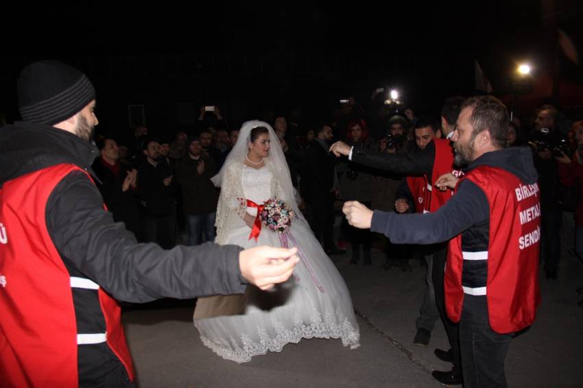 Gelin-damat geldi, grev yeri düğün yerine döndü