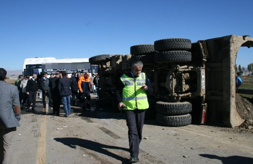 Yolcu servisiyle kamyon çarpıştı : 24 yaralı