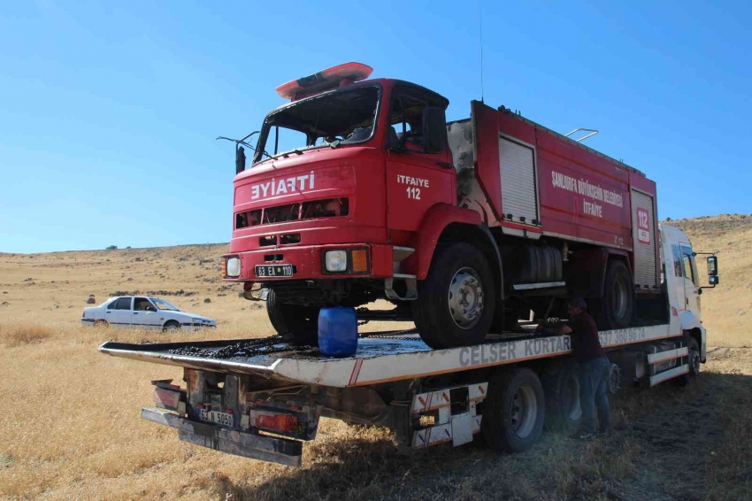 İtfaiye erinin üzerinden düştüğü araç alevlere teslim oldu