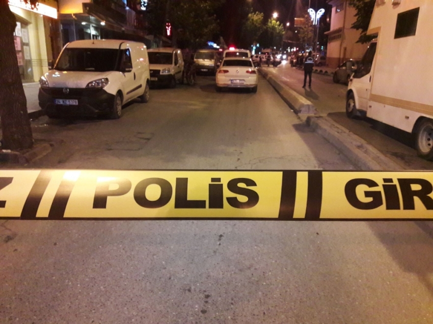 İstanbul'da olaylı gece: 1’i polis 2 yaralı