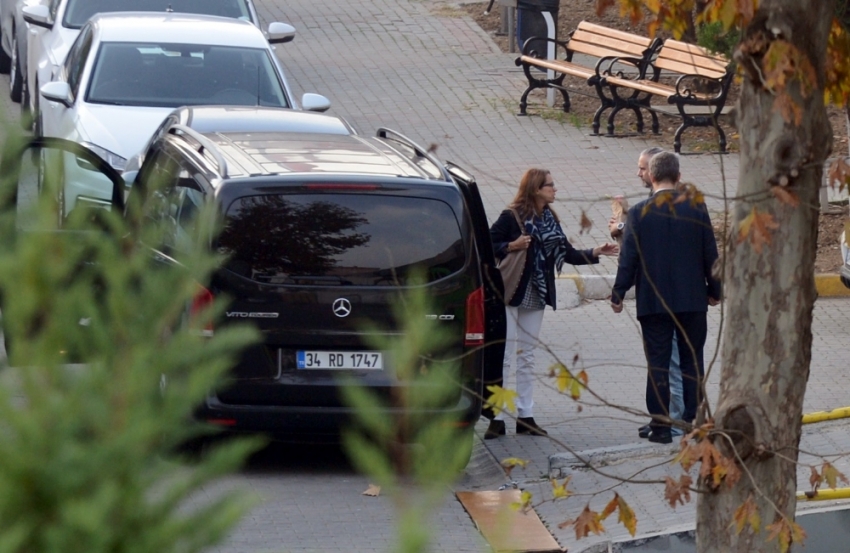 İngiliz ajanının eşinden tabuta konulması için çiçek