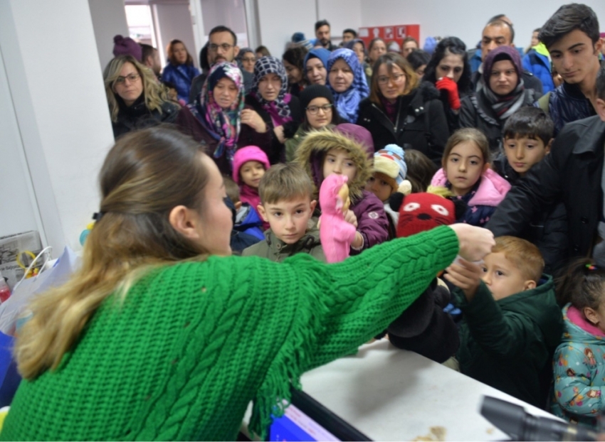 Oyuncaklarını arkadaşları için verdiler, biletleri kaptılar