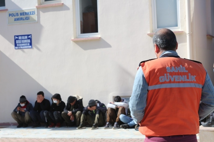 32 kaçak göçmen saklandıkları seralarda polise yakalandı