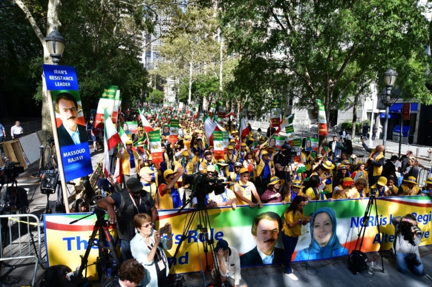 BM binası önünde Ruhani karşıtı protesto