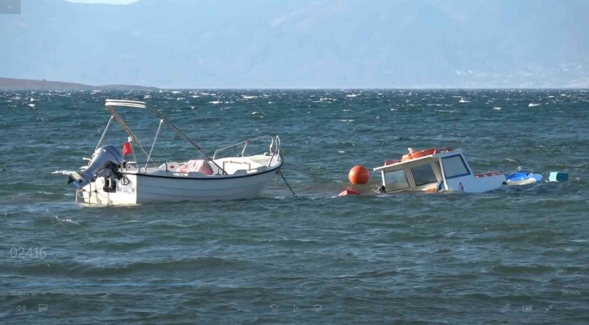 Ayvalık’ta şiddetli rüzgar bazı balıkçı teknelerini batırdı