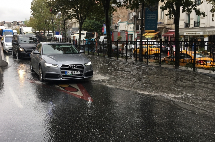 Beyoğlu’nda yollar göle döndü