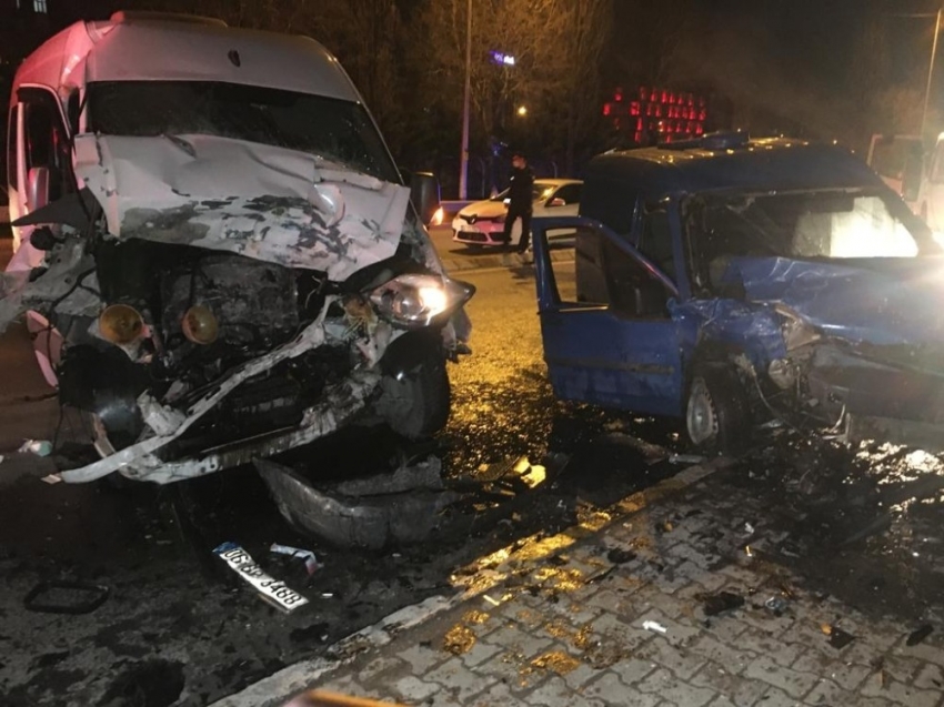 Kısıtlamayı delen sürücü minibüs ile kafa kafa çarpıştı: 2 yaralı