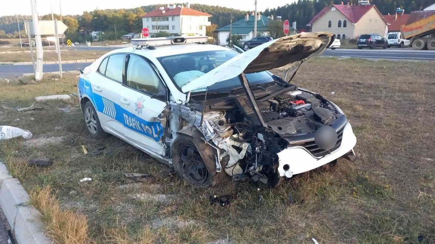 Ciple çarpışan polis aracındaki 2 memur yaralandı