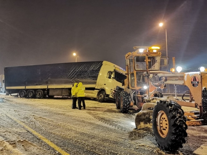 Tır, yolcu otobüsü ve otomobil kaza yaptı, yol trafiğe kapandı