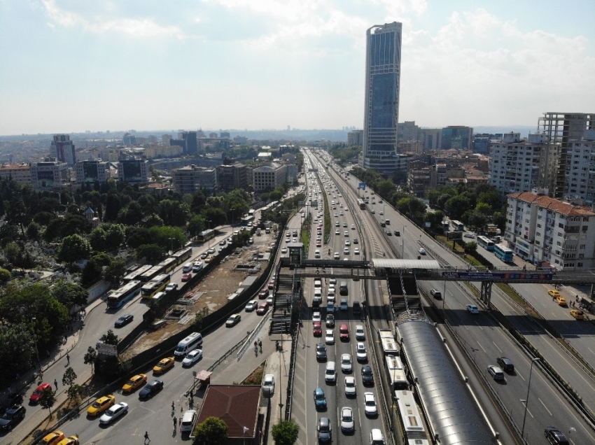 Kısıtlamanın ardından Mecidiyeköy’de trafik yoğunluğu yaşandı