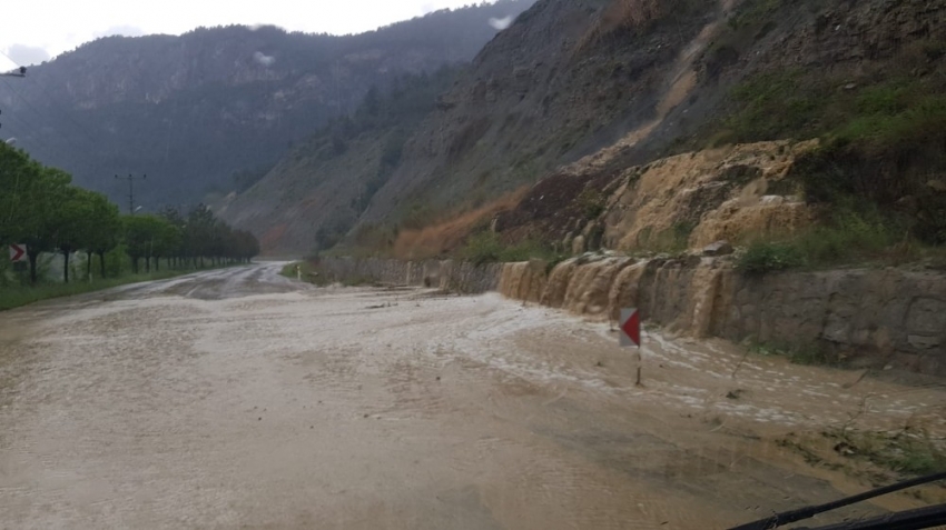 Aniden bastıran sağanak yağış heyelan riskini arttırdı