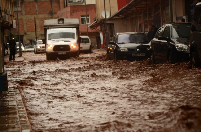 Sağanak yağış Silvan’ı vurdu, vatandaşlar iş yerlerinde mahsur kaldı