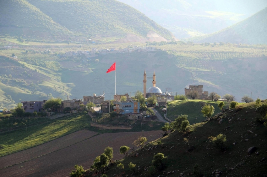 Teröristlerden temizlenen dağlarda dev Türk bayrağı