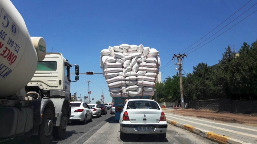 Diyarbakır’da saman yüklü kamyonlar tehlike saçıyor