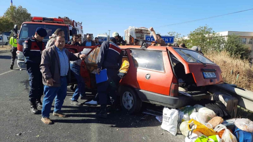 Minibüse arkadan çarpan otomobildeki 4 kişi yaralandı