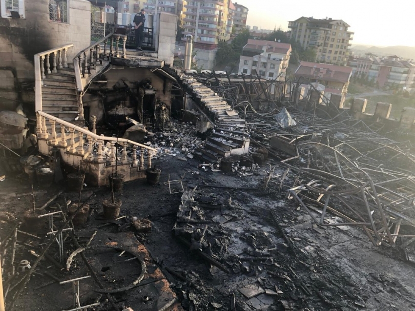 Estergon Kalesi’ndeki restoranda çıkan yangında geriye küller kaldı