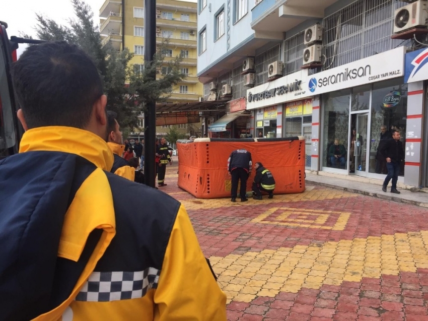 Silvan’da intihara kalkışan genci polis ikna etti