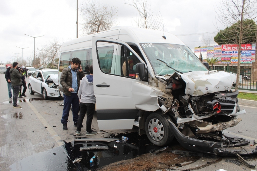 Turnuvaya gelen üniversite öğrencileri kaza yaptı: 6 yaralı