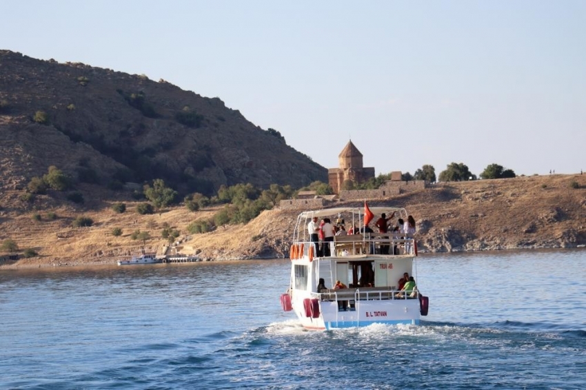 Tarihi Akdamar Kilisesi ayine hazır